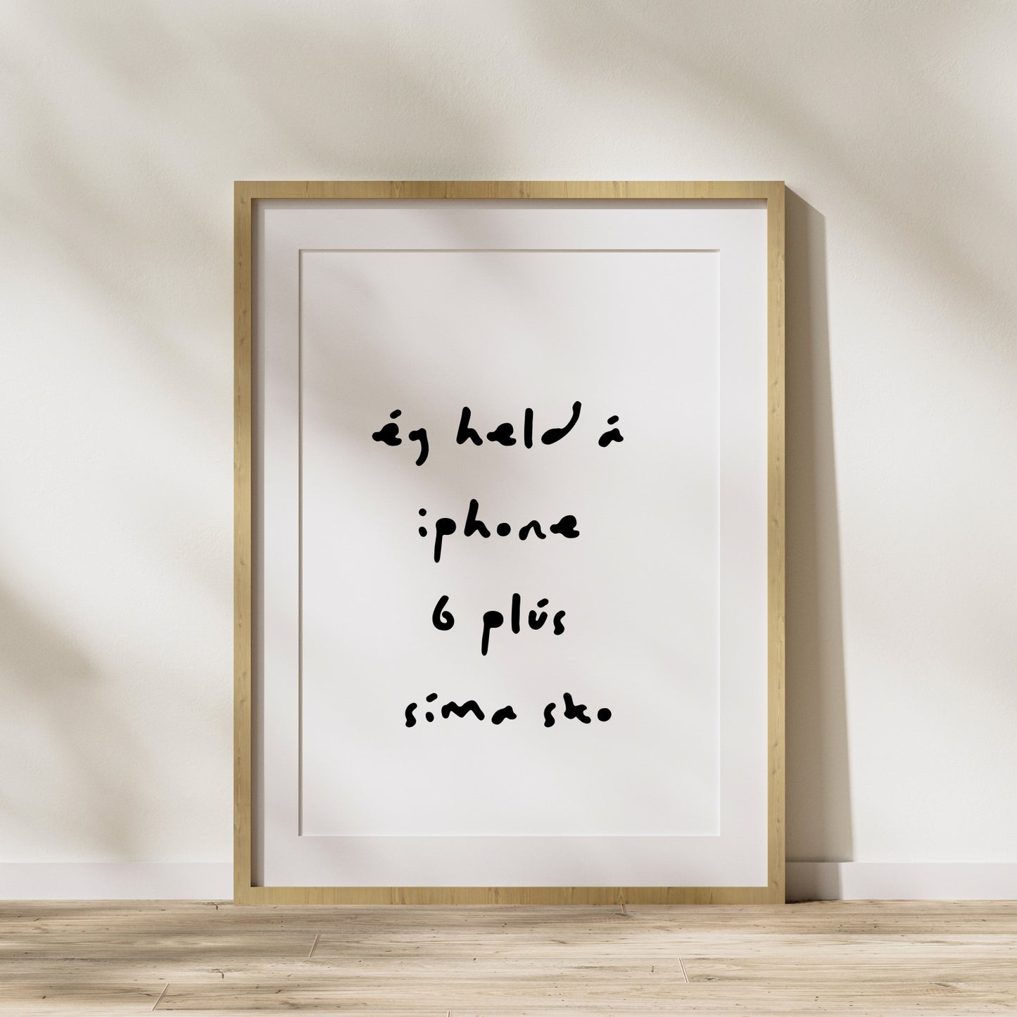 Ég held á iphone 6 plús síma sko